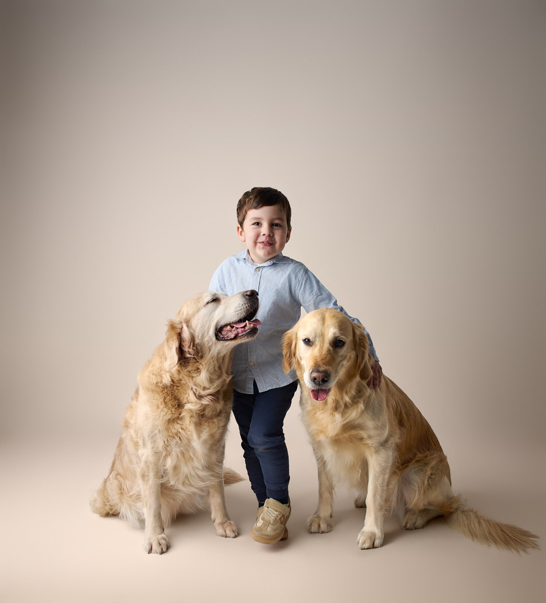 Niño con sus perritas